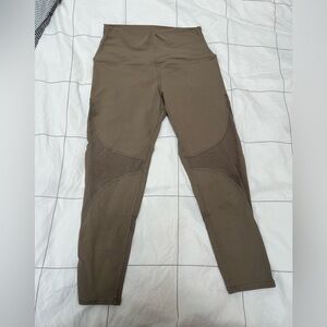 Alo Yoga capri leggings with mesh cutouts - beige